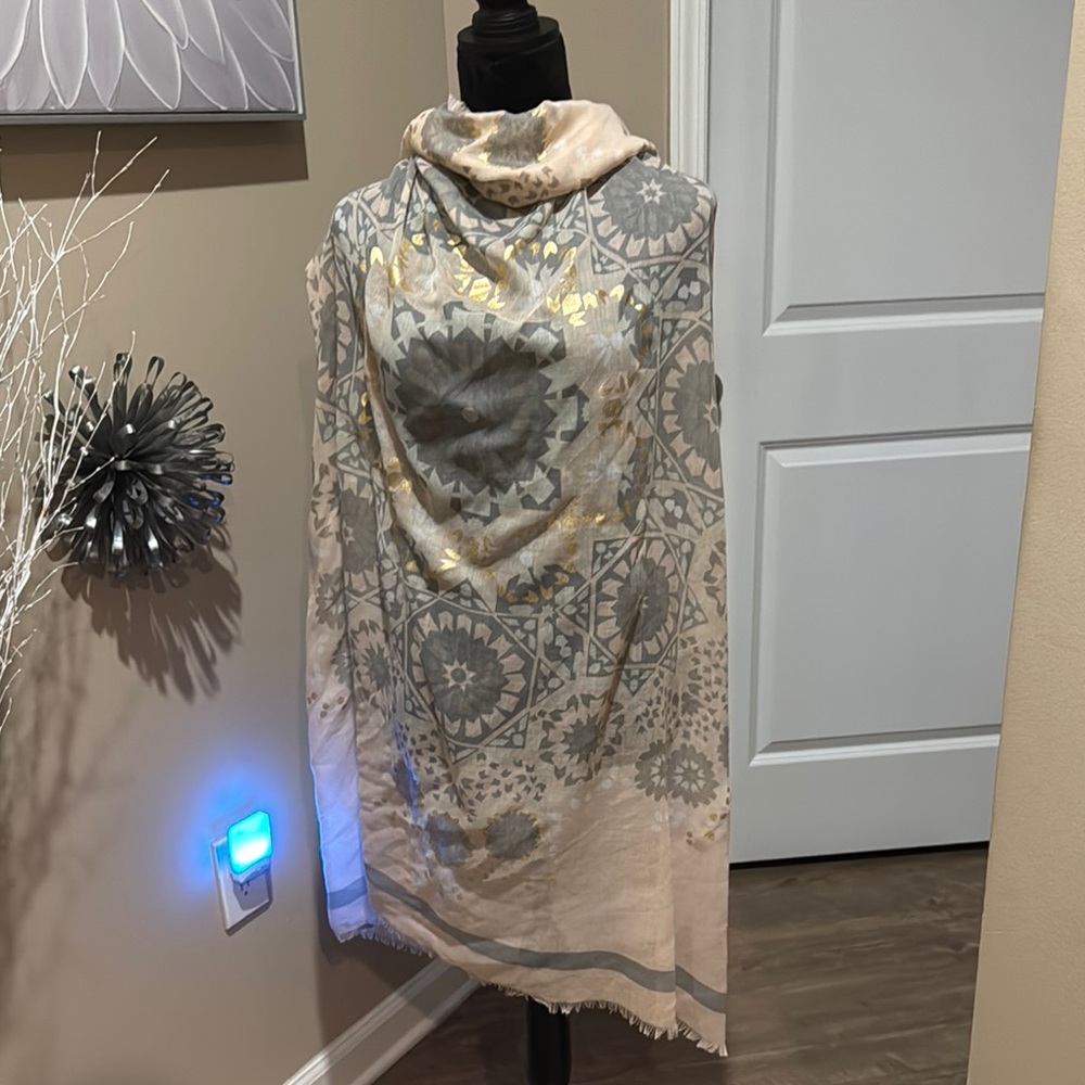Elegant Gray and Cream Scarf